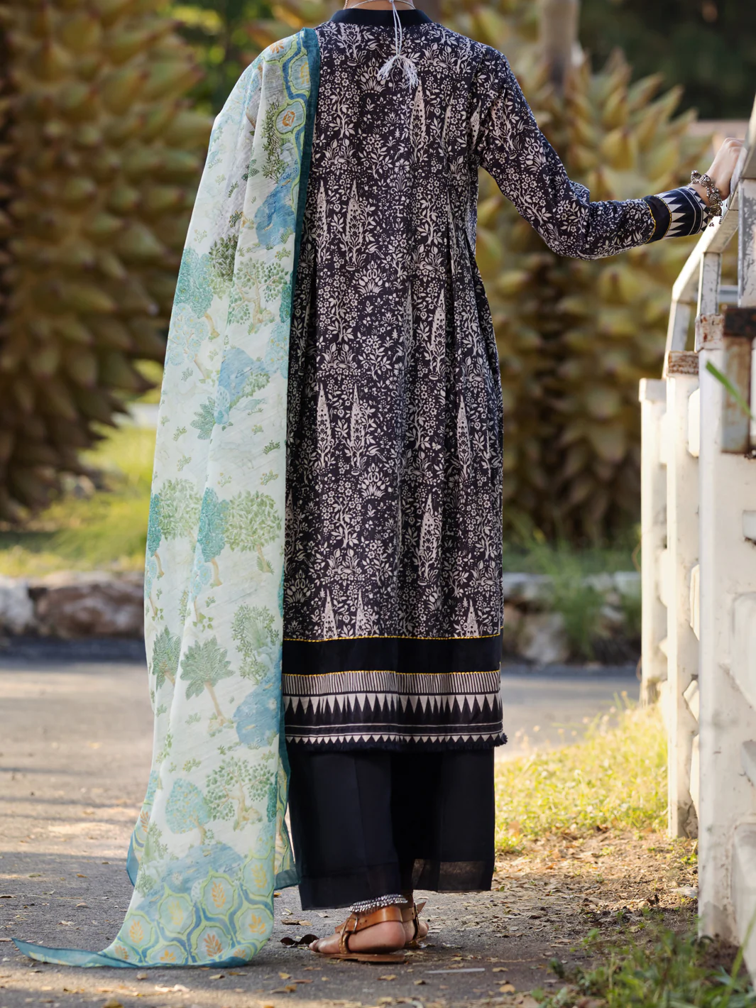 Black & Grey Lawn 3 Piece Stitched - ALP-3PS-1507 - Image 2