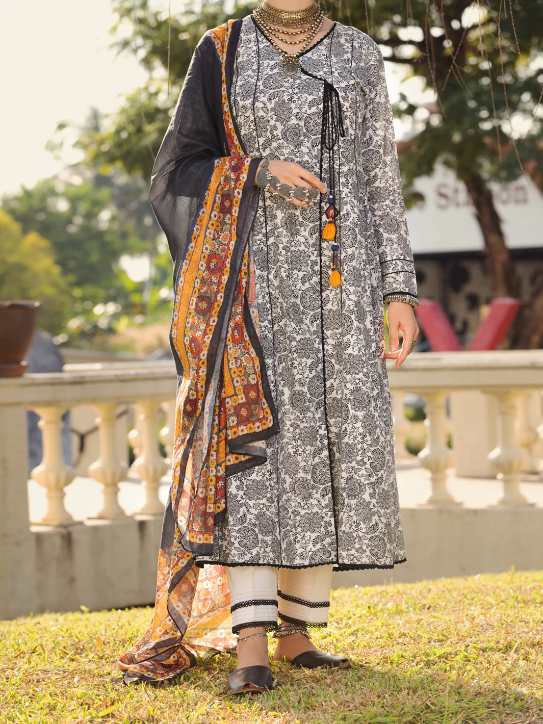 Black & White Lawn 3 Piece Stitched - ALP-3PS-1508 - Image 3