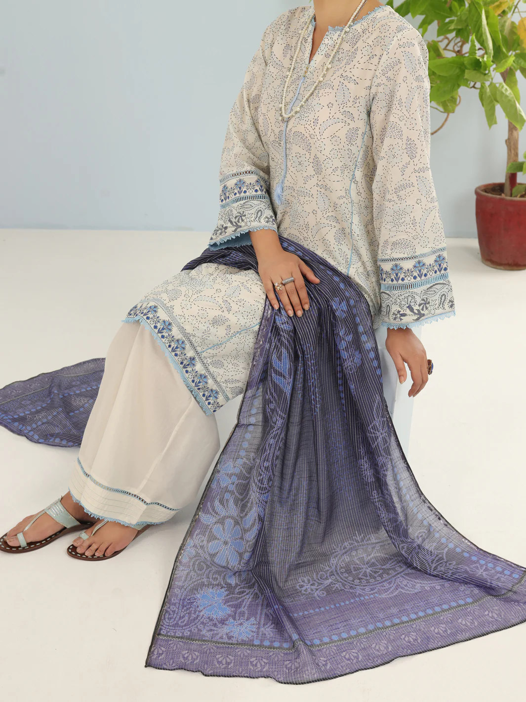 Off White Lawn 3Pc Unstitched - ALP-3PS-1884 - Image 2